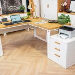 bílý rohový psací stůl s dřevěnou deskou a podnoží se třemi zásuvkami