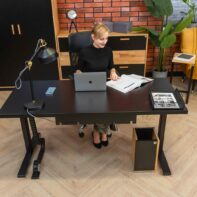 psací stůl s velkou deskou v černé barvě