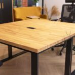 stoly s dřevěnými deskami