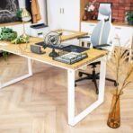 stůl s kancelářskými doplňky na horní straně