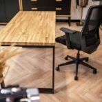 stůl s dřevěnou deskou a křeslem vedle něj