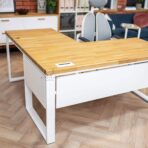 bílý psací stůl s dřevěnou deskou, vyrobený ze dřeva