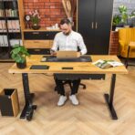 stůl s nastavitelnou deskou