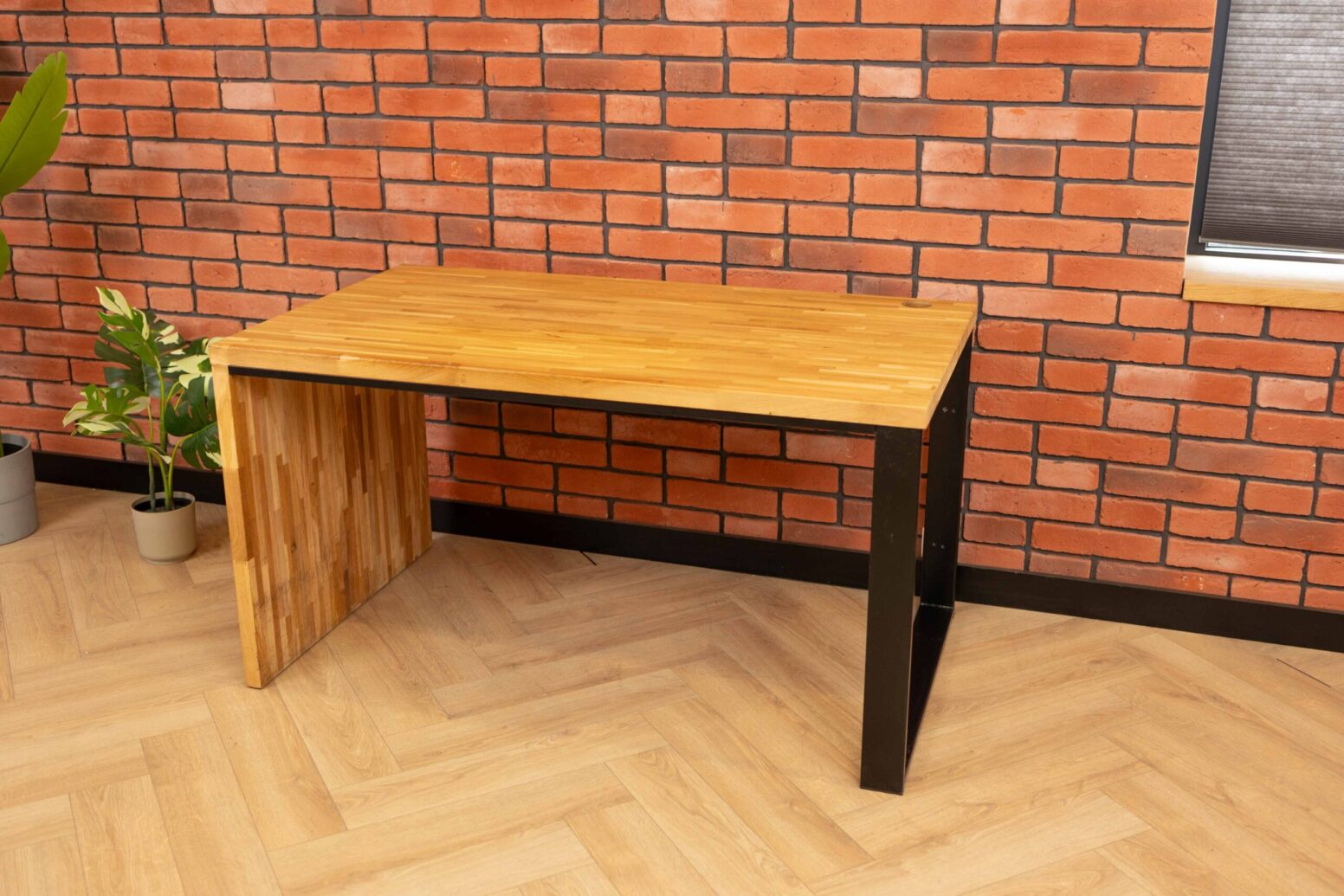 Stůl s dřevěnou nohou dubový stůl s různými nohami