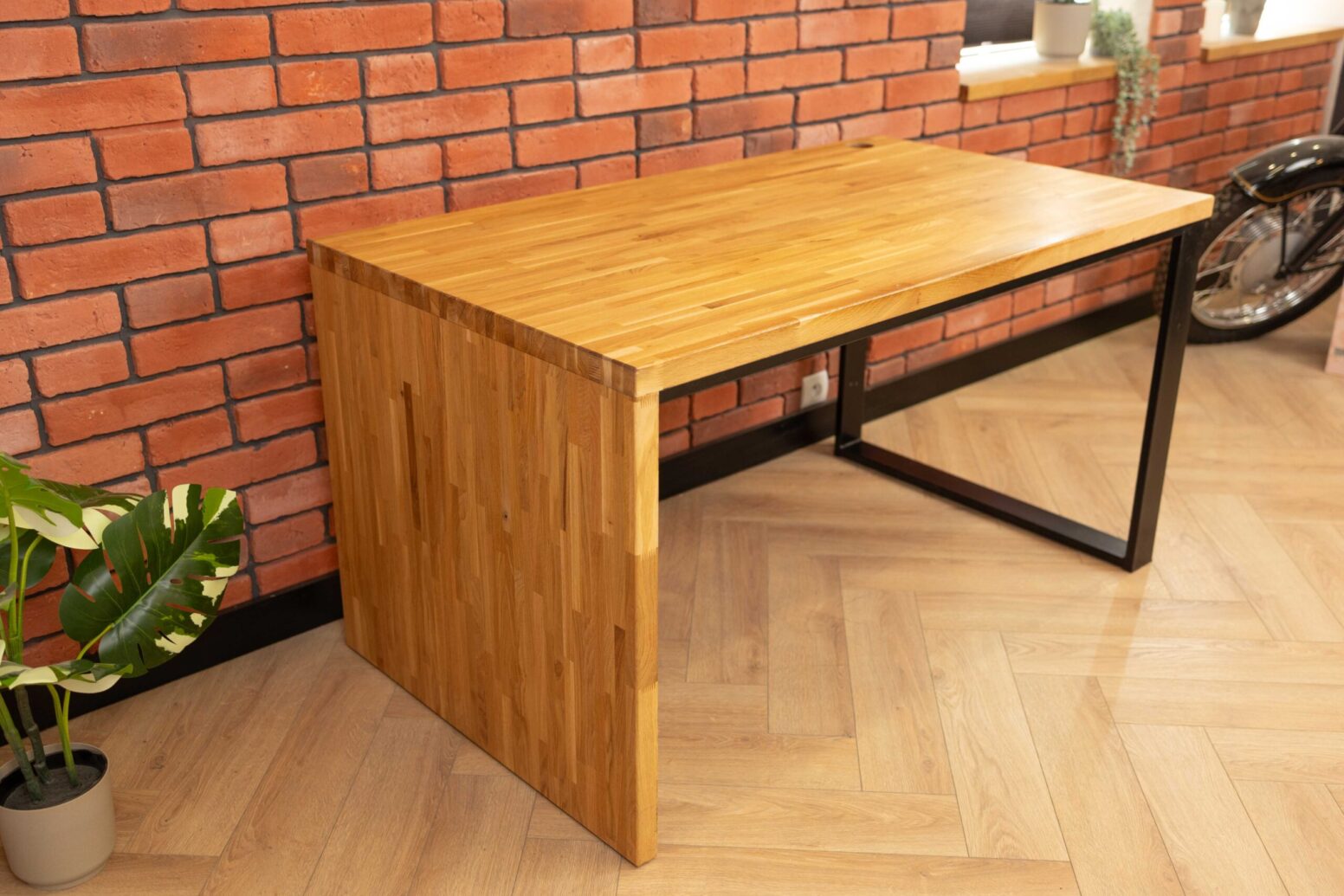 stůl ze dřeva-deak-minimalistický minimalistický dubový stůl s kovovými prvky