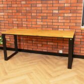 Minimalistický dřevěný stůl s černými nohami