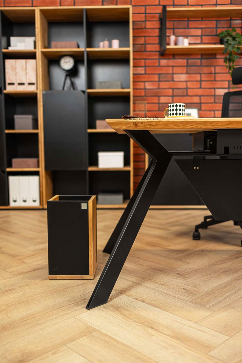 stůl na kovových nohách designový stůl