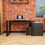 moderní stůl v podkroví na kovových nohách