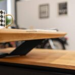 stůl s podseknutou deskou na šikmém rámu