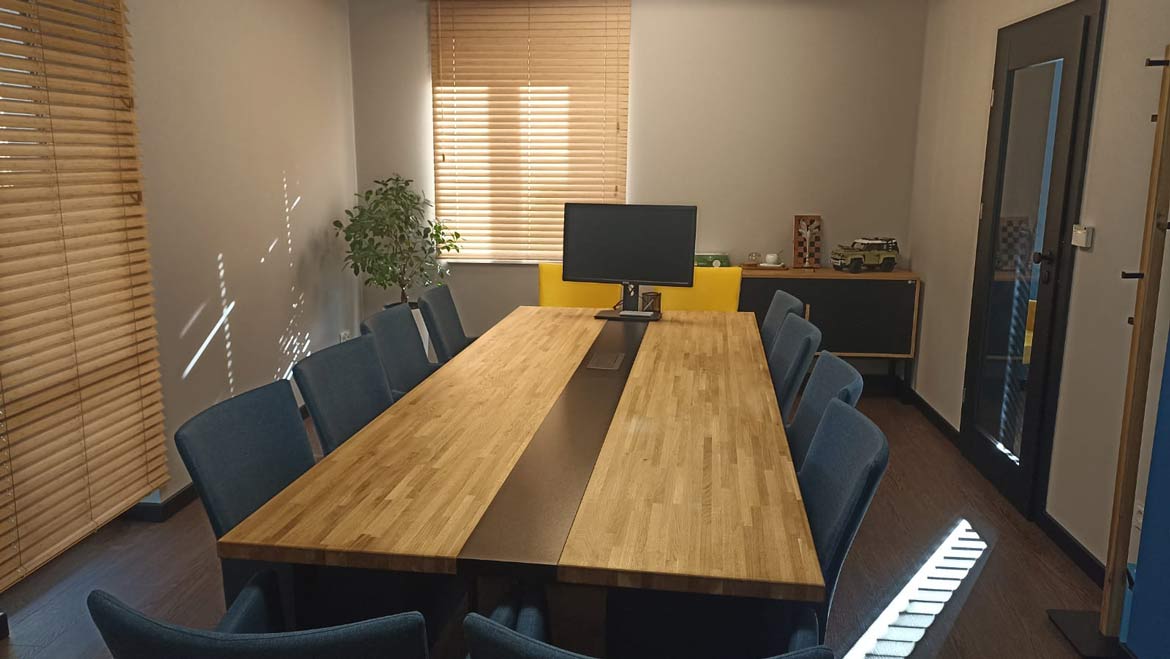 dubový stůl do konferenční místnosti