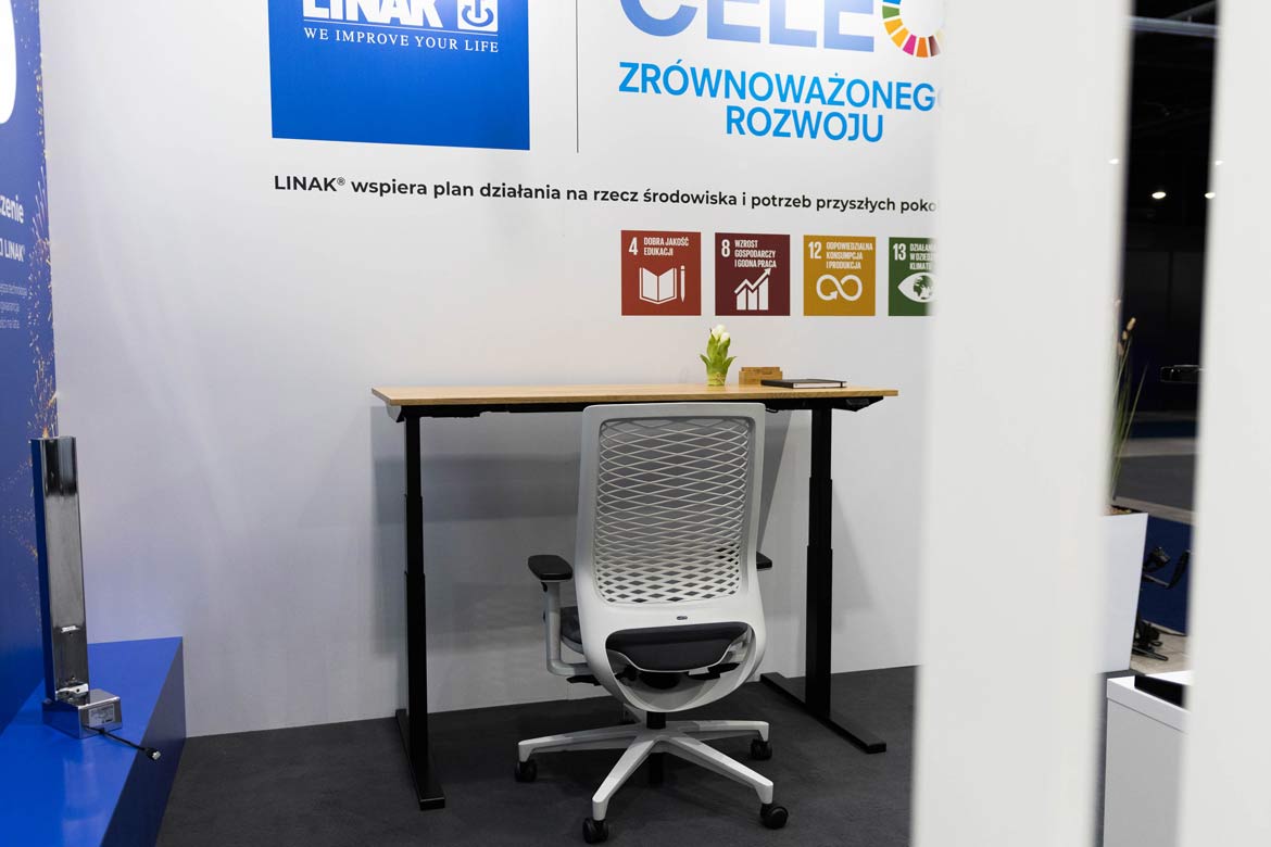 dřevěný a kovový nastavitelný stůl