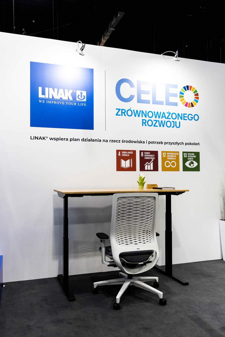 stůl s dubovou deskou nastavitelný