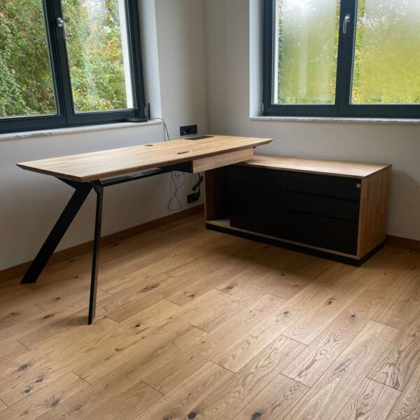 dubový a kovový stůl v moderním stylu
