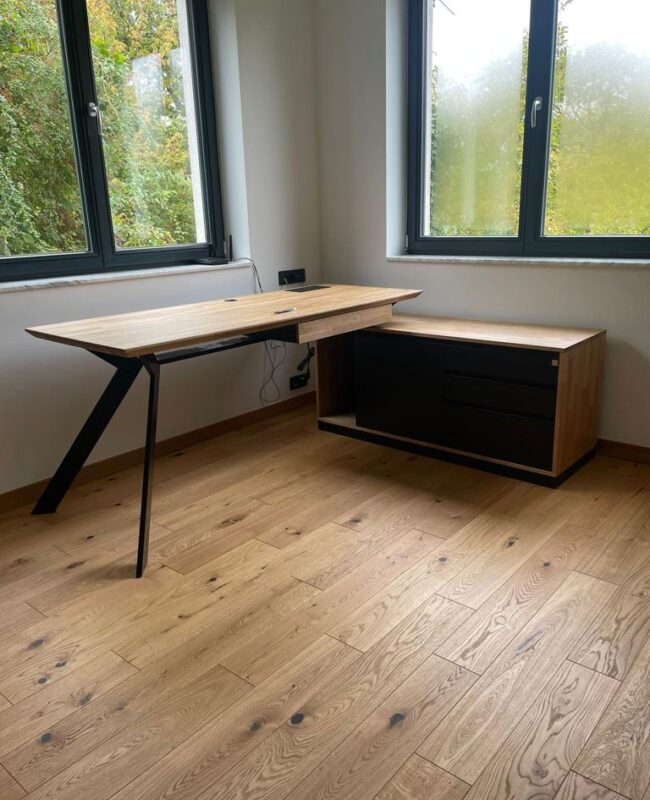 dubový a kovový stůl v moderním stylu