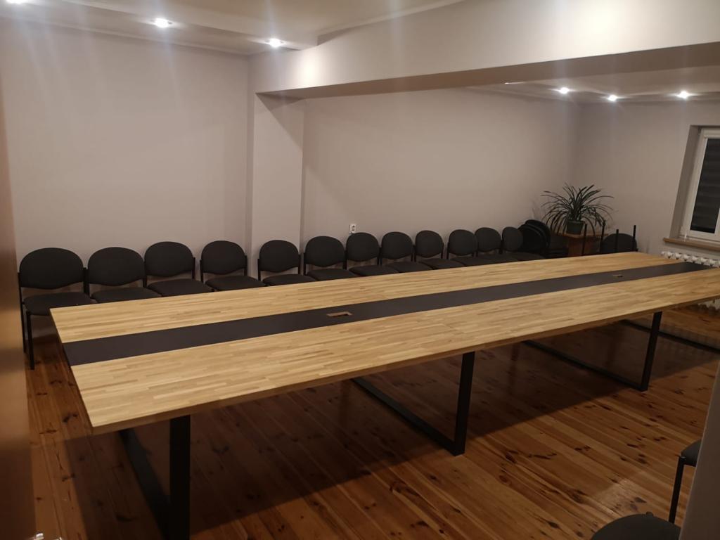 dubový stůl v moderním stylu