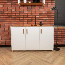 bílá široká komoda s dřevěnými úchyty a dřevěnou skříňkou