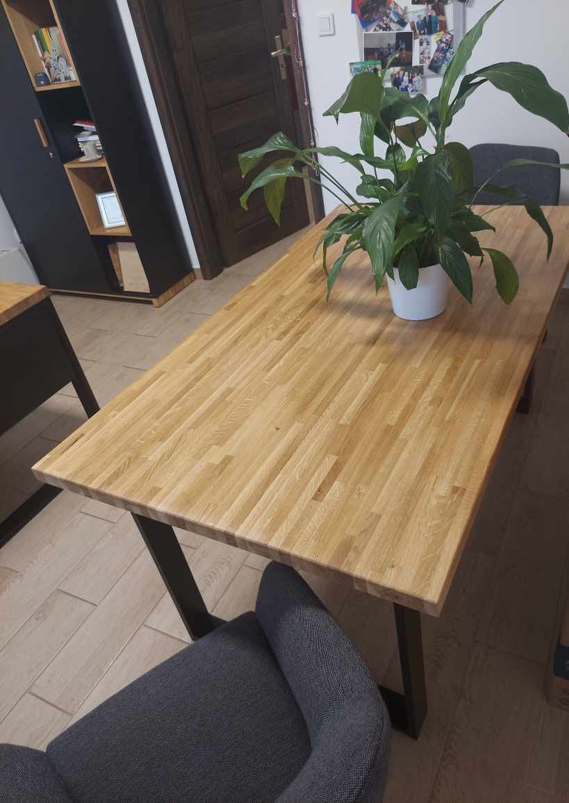 stůl s dřevěnou deskou na kovových černých nohách