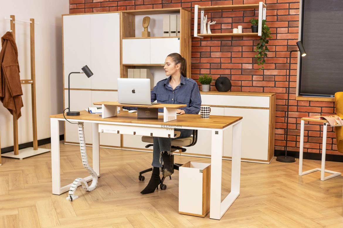 bílý skandinávský stůl s dřevěnou deskou