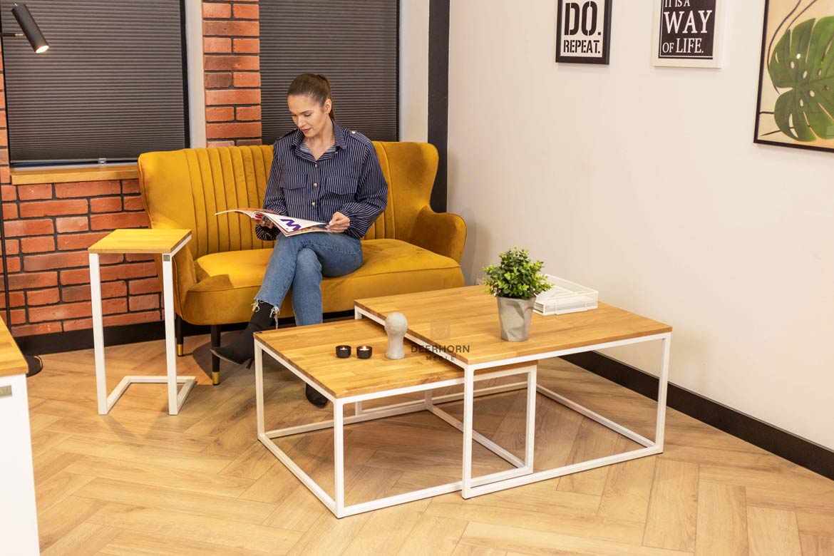 bílý dřevěný konferenční stolek