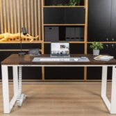 bílý dřevěný stůl s hnědou deskou
