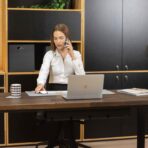 Dřevěné stoly v podkroví s hnědými deskami