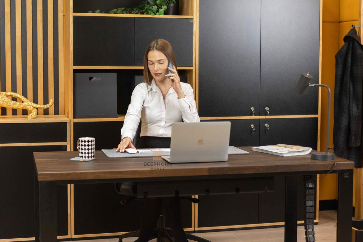 stoly-podkroví-dřevo Dřevěné stoly v podkroví s hnědými deskami
