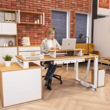bílý moderní stůl s dřevěnou deskou