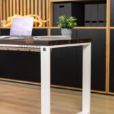 bílý stůl s dřevěnou deskou