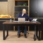 kancelářský stůl s hnědou deskou