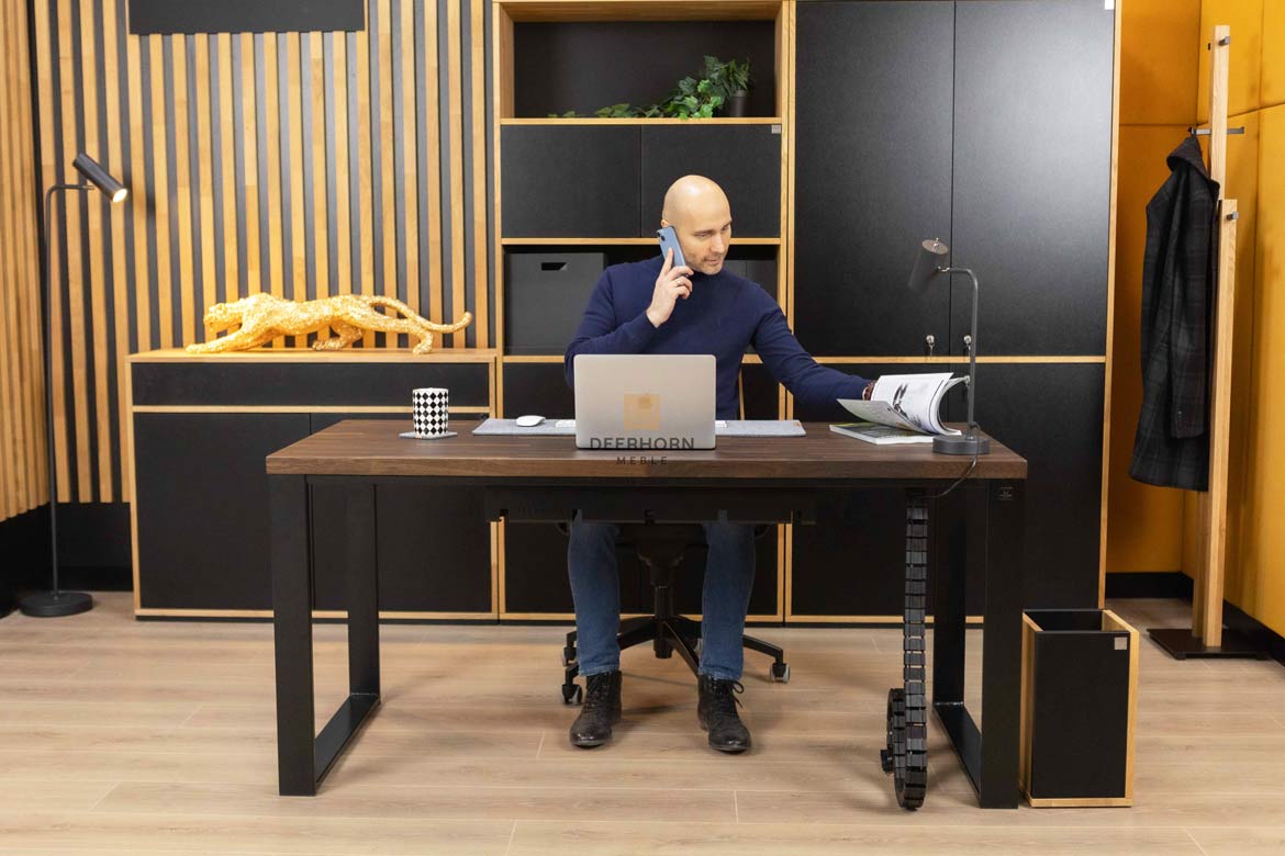 kancelářský stůl s hnědou deskou