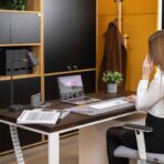 moderní kancelářský stůl s hnědou deskou