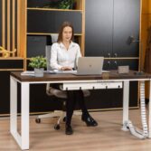Počítačový stůl s bílými nohami a dřevěnou deskou