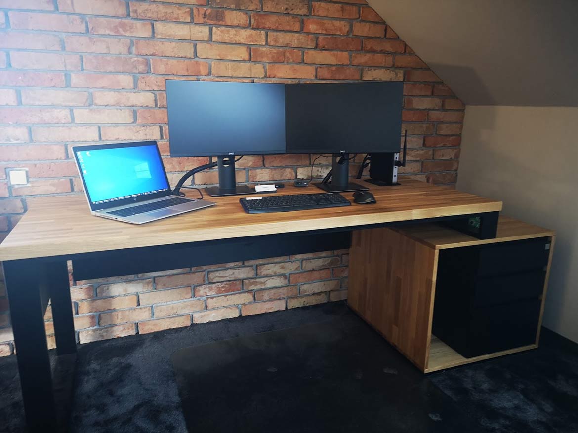 dřevěný stůl