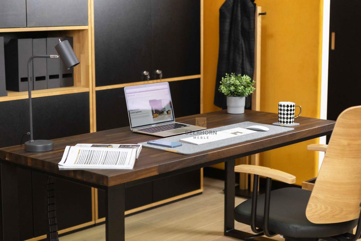 dřevěný stůl do kanceláře Dřevěný stůl do kanceláře s hnědou deskou
