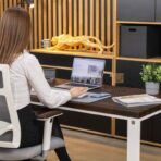 ergonomický stůl s hnědou deskou