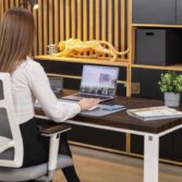 ergonomický stůl s hnědou deskou
