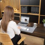 ergonomický stůl s hnědou deskou