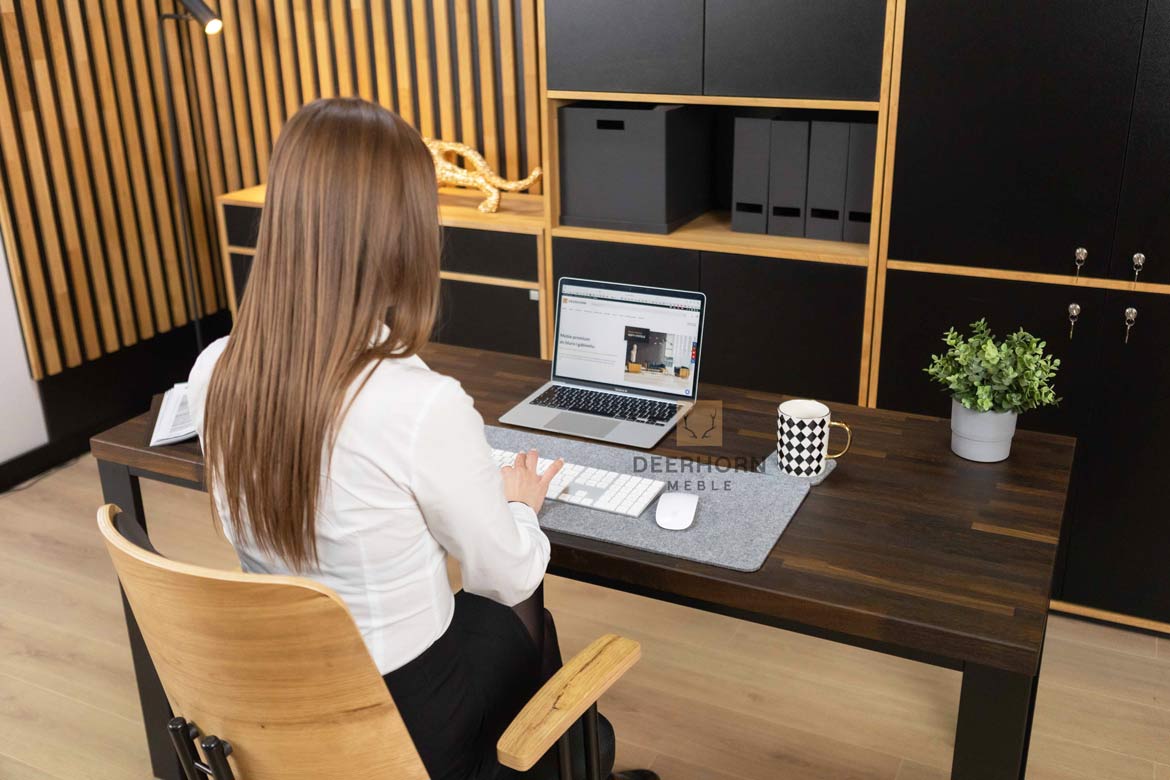ergonomický psací stůl s hnědou deskou ergonomický stůl s hnědou deskou