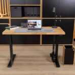 elektricky zvedací stůl, pohled zepředu