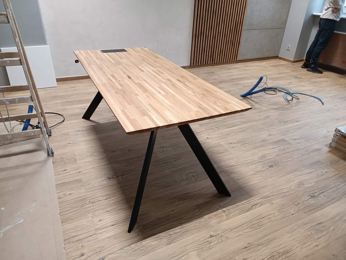 stůl s dřevěnou deskou