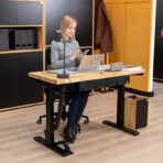 Stůl s výškově nastavitelnou deskou, pohled zepředu