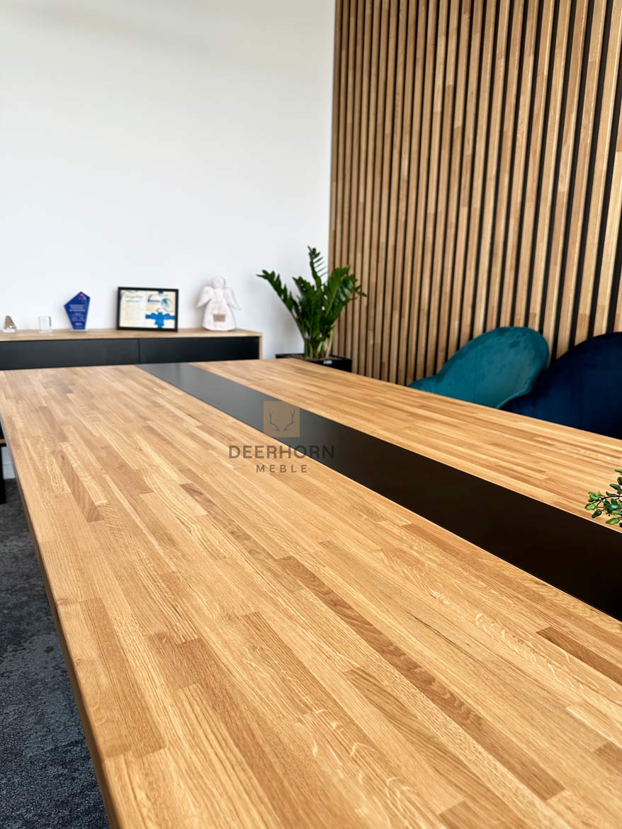 kancelářský stůl s dřevěnou deskou