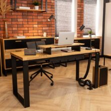 stůl s pěknou deskou, projekce na stůl