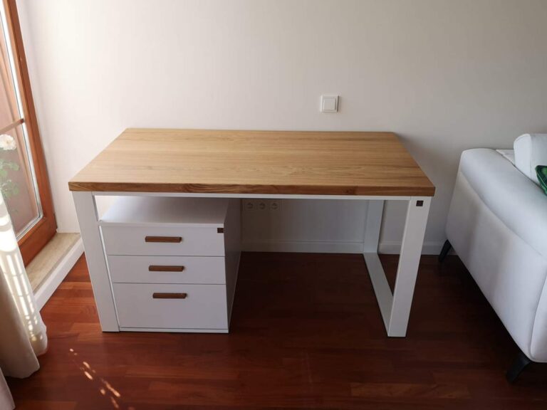 bílý psací stůl s podstavcem pod ním