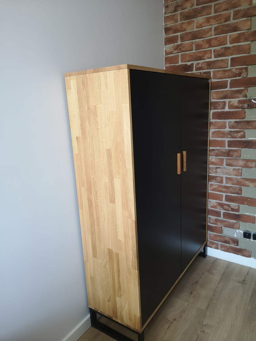 dřevěná kancelářská skříň
