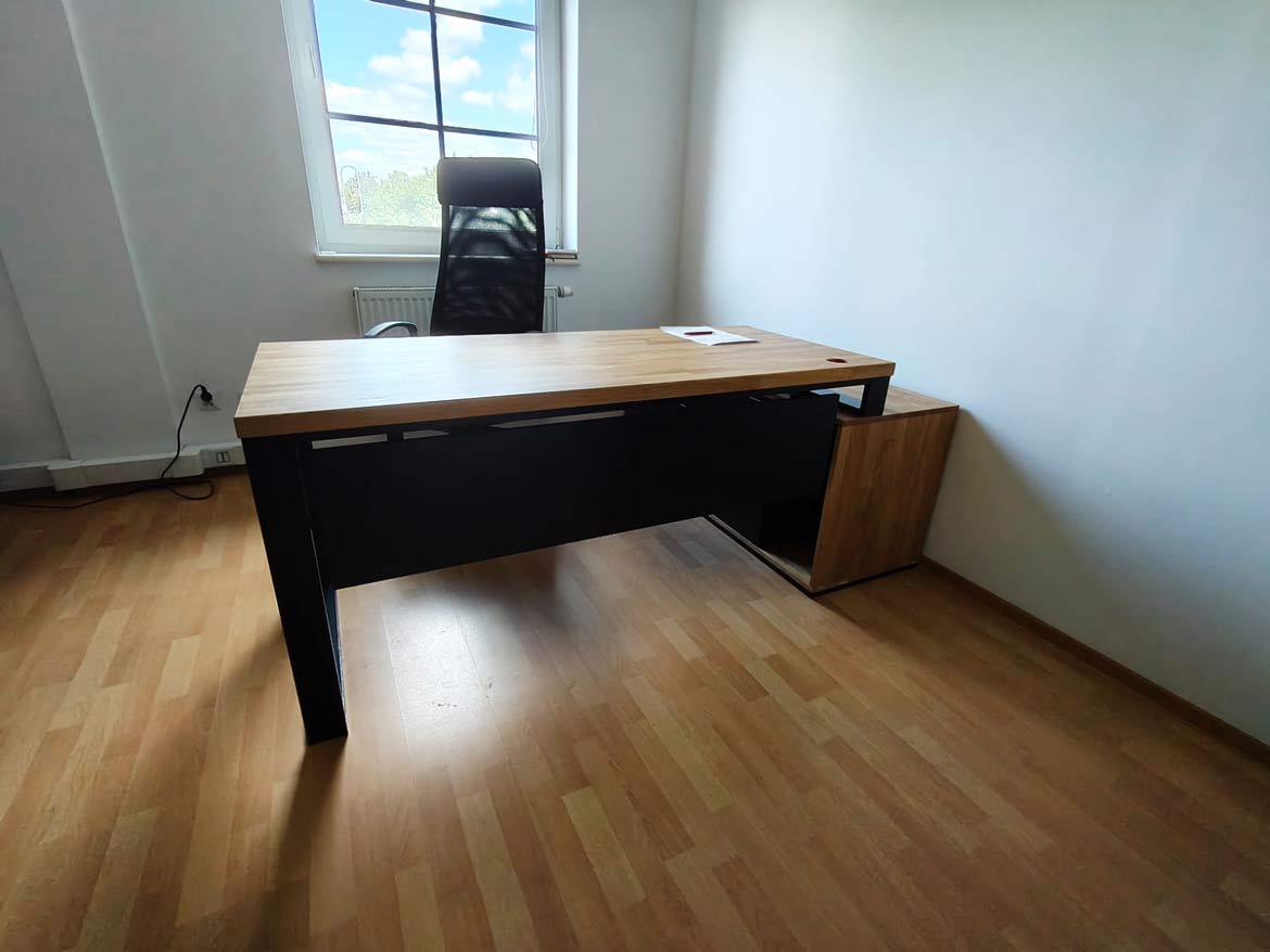 rohový stůl s ochranou pod deskou