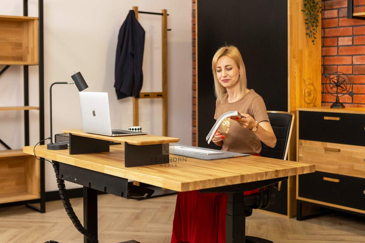 biurko regulowane w stylu industrialnym z surowym wykończeniem i metalowymi elementami