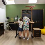 psací stůl s nastavitelnou deskou pro teenagera