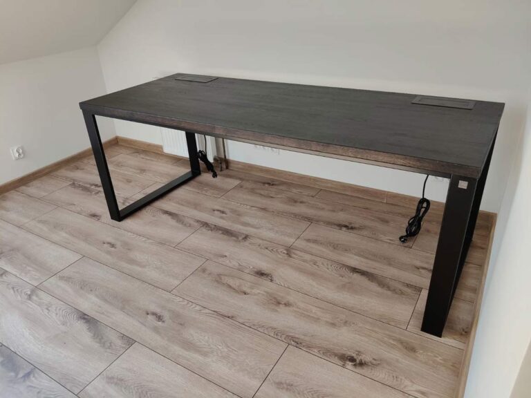 Stůl v loftovém stylu s černou deskou a černými nohami