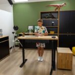 nastavitelný psací stůl pro studenty středních škol